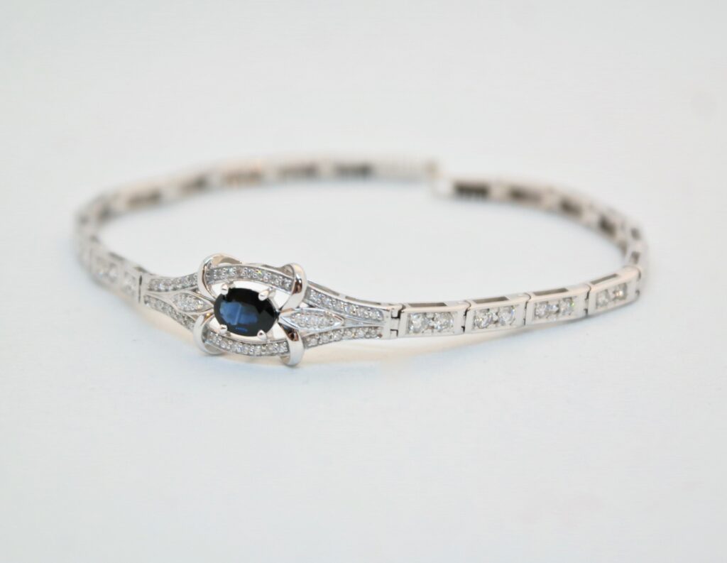 Anillo de diamante antiguo estilo Art Deco sobre fondo neutro.